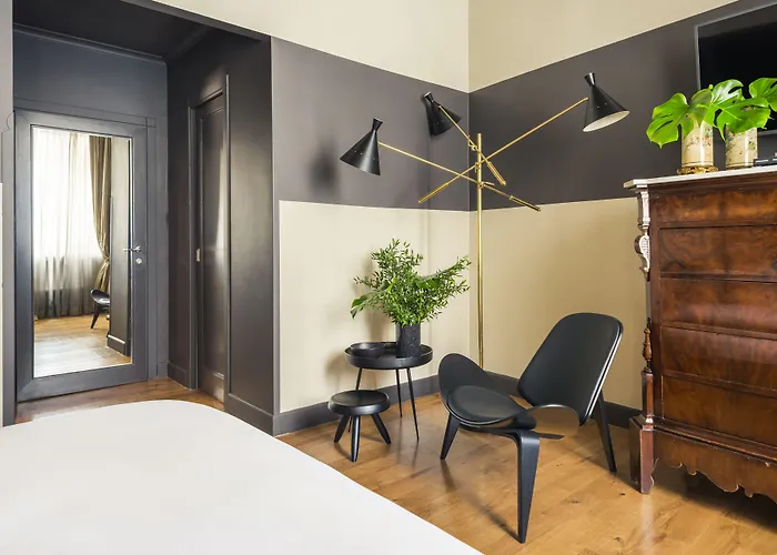 Crossing Condotti Gasthuis Rome