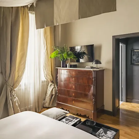 Crossing Condotti Roma